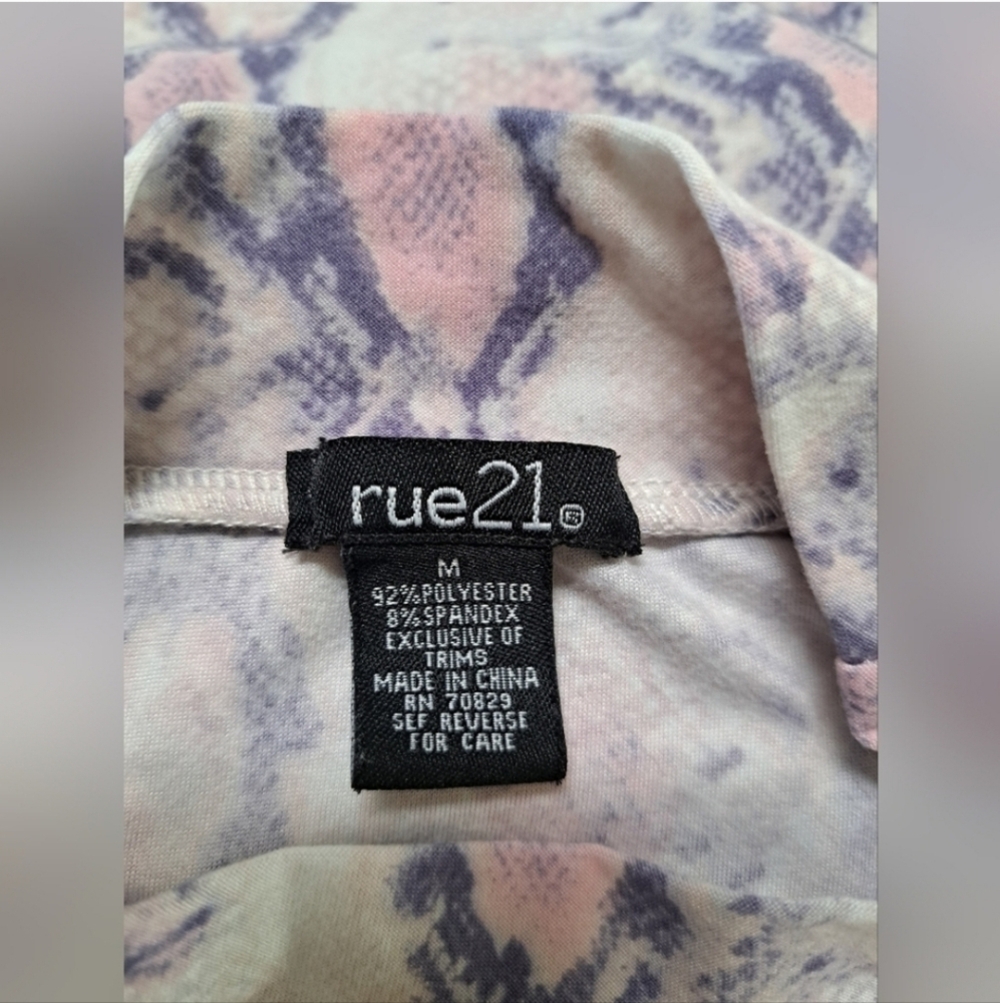 Rue21 Women's Snake Print Cut-Out Top Size Medium - Picture 5 of 9